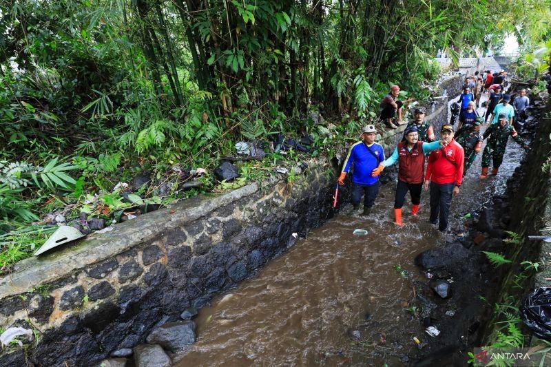 Gus Ipul dan Komeng Bersihkan Kali Cikole Bogor, Dorong Wisata dan Kesejahteraan