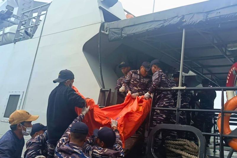 TNI AL Evakuasi Jenazah Jurnalis Metro TV Korban Kecelakaan Laut di Maluku Utara