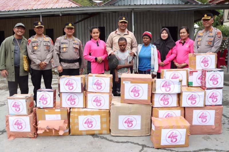 Bhayangkari Polda Papua Tengah Salurkan Bantuan untuk Pengungsi di Mulia