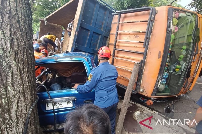 Truk Timpa Minibus di Palabuhanratu, Empat Tewas