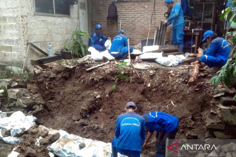 Pemkot Jaktim Perbaiki Jembatan & Turap Rusak di Batu Ampar