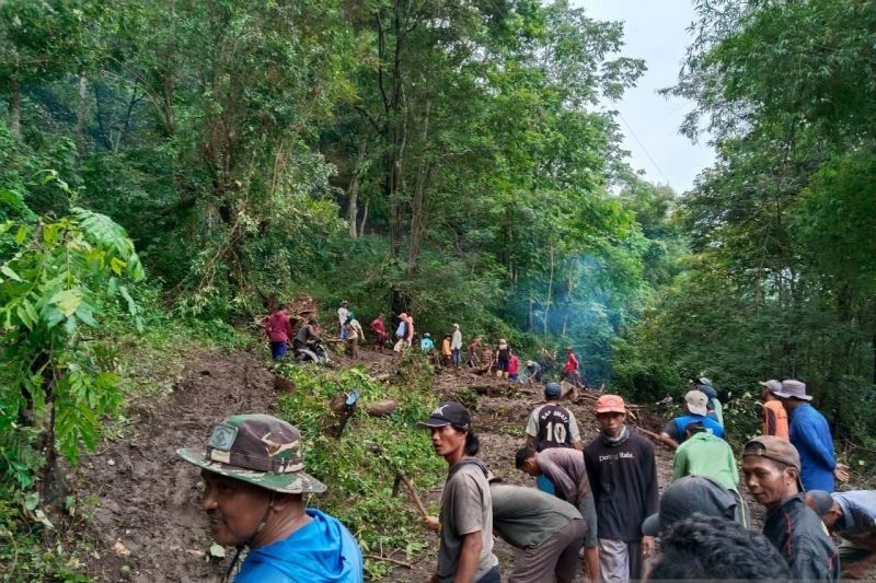 Gotong Royong Pasca Bencana: Situbondo Pulih dari Longsor dan Banjir