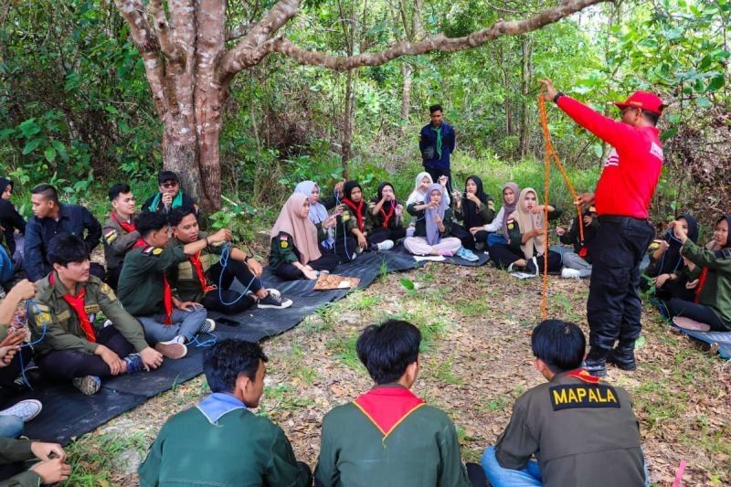 Basarnas Natuna Latih Mahasiswa Pecinta Alam Teknik Survival