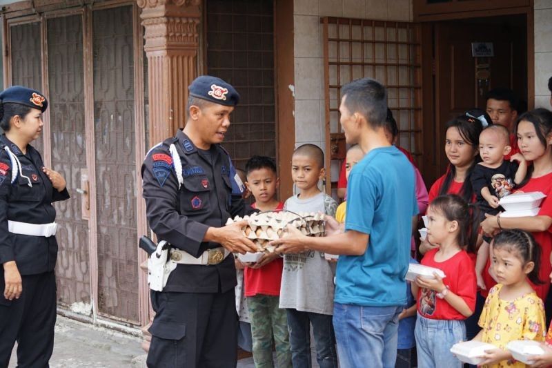 Polda Sumut Bagikan Ratusan Makanan Bergizi di Panti Asuhan Medan