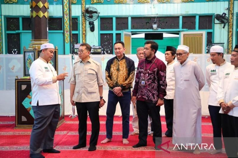 Menteri Fadli Zon Kunjungi Masjid Sultan Suriansyah & Museum Kayuh Baimbai Banjarmasin