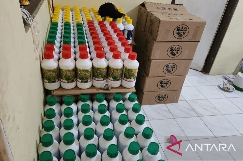 Polisi Situbondo Ungkap Pabrik Pupuk Cair Palsu, 1.230 Botol Disita