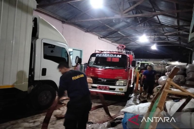 Kebakaran Gudang Tembakau Pamekasan: Tim Gabungan Berhasil Padamkan Api