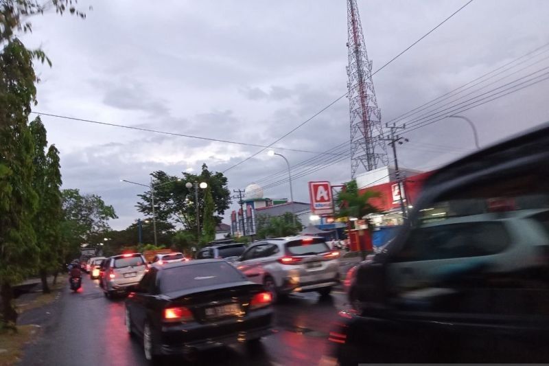 Hujan Deras Sebabkan Genangan Air dan Kemacetan di Jalan Poros Makassar-Parepare