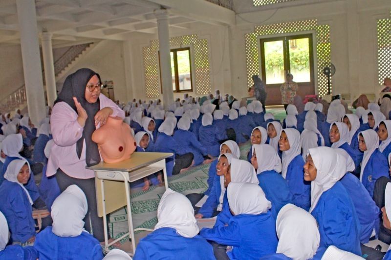 YKPI Sosialisasikan Deteksi Dini Kanker Payudara di Pesantren Bogor