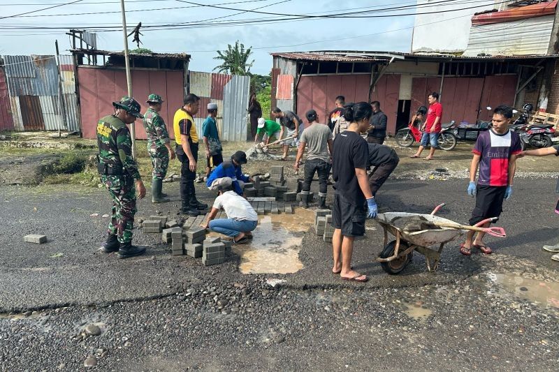 Kapolsek dan Warga Gowa Perbaiki Jalan Berlubang, Cegah Kecelakaan