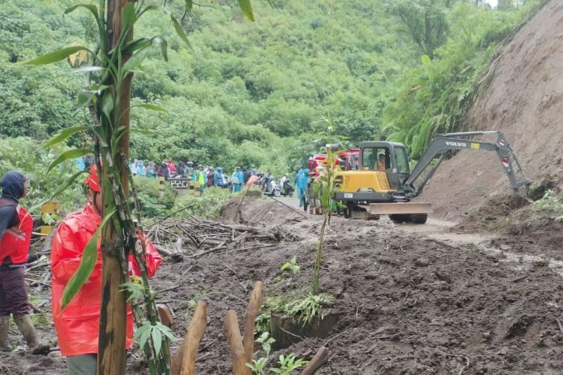 Akses Menuju Gunung Bromo Terputus Akibat Longsor di Malang