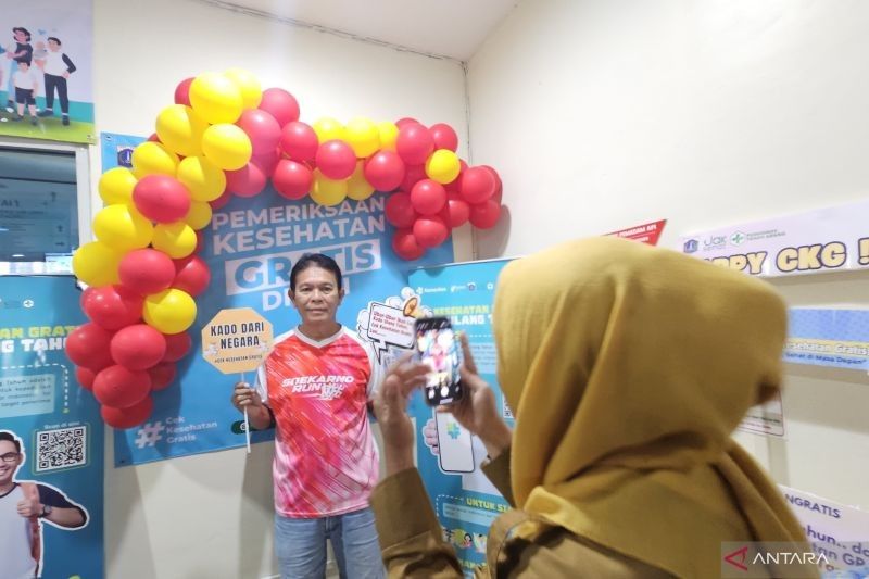 Lansia Pertama Terima Manfaat Cek Kesehatan Gratis (CKG) di Tanah Abang