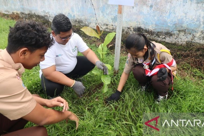 PLN Kotamobagu Tanam 100 Pohon, Lestarikan Lingkungan & Dukung K3 Nasional