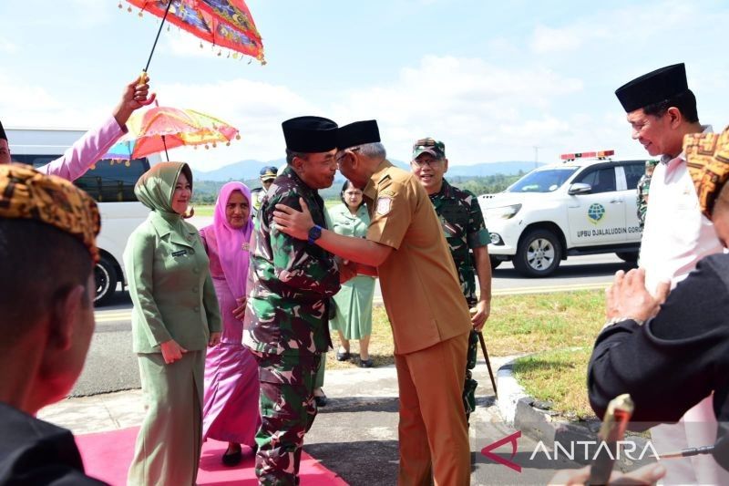 Pangdam Merdeka Disambut Adat Mopotilolo di Gorontalo