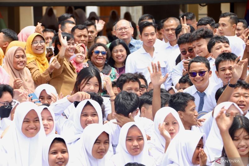 Wamendagri & Wapres Tinjau Makan Bergizi Gratis di Surabaya