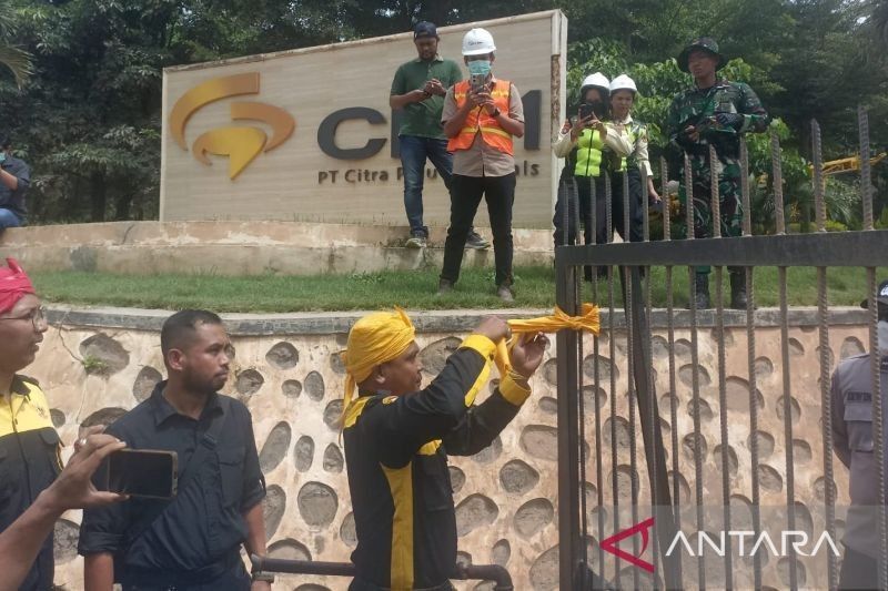 Front Pemuda Kaili Segel Kantor Anak Usaha BRMS di Tambang Poboya