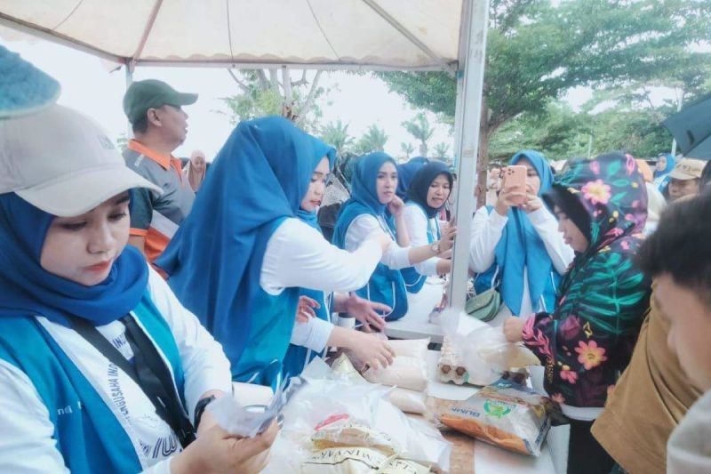 IWAPI Bulukumba Gelar Pasar Murah di Pantai Merpati, Rayakan HUT ke-50 dan Bantu Warga