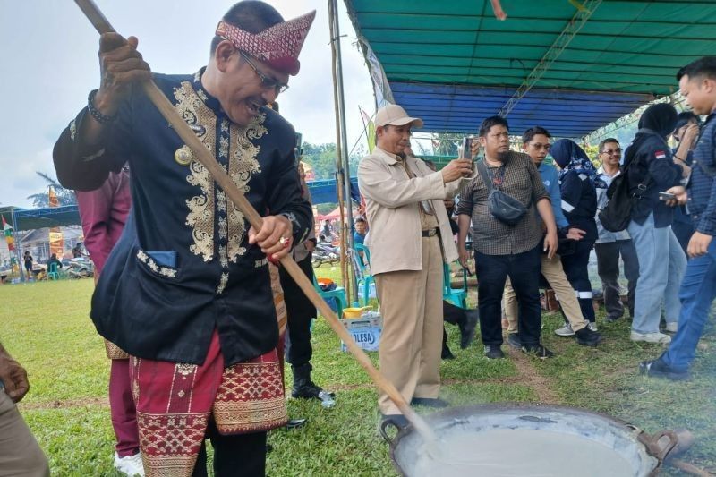 PT Timah Lestarikan Tradisi Mengijuk Dodol di Desa Penyampak