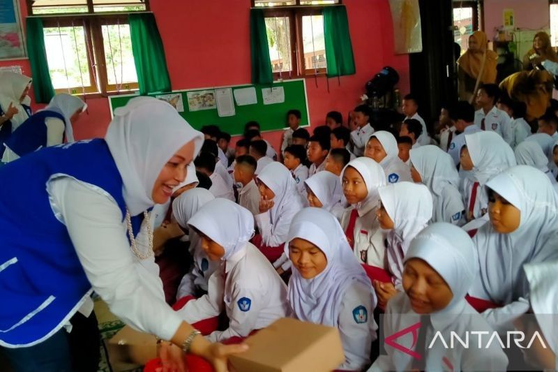 IWAPI Bangka Berbagi Ratusan Paket Makan Bergizi untuk Siswa SD Negeri 13