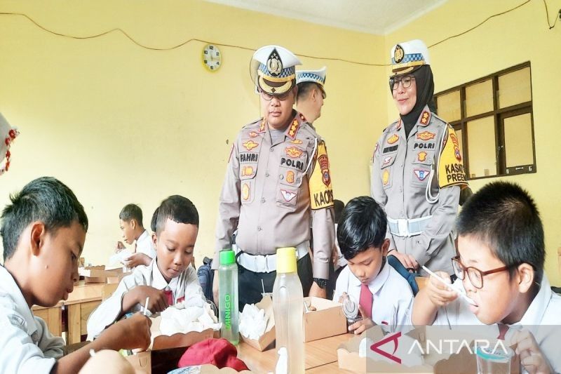 Polisi Kalsel Edukasi Keselamatan Berkendara saat Bagi Makan Bergizi Gratis