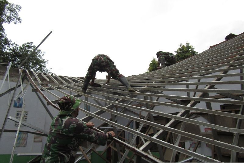 Atap Kelas Ambruk, Siswa SDN Curahnongko 3 Jember Belajar di Gudang