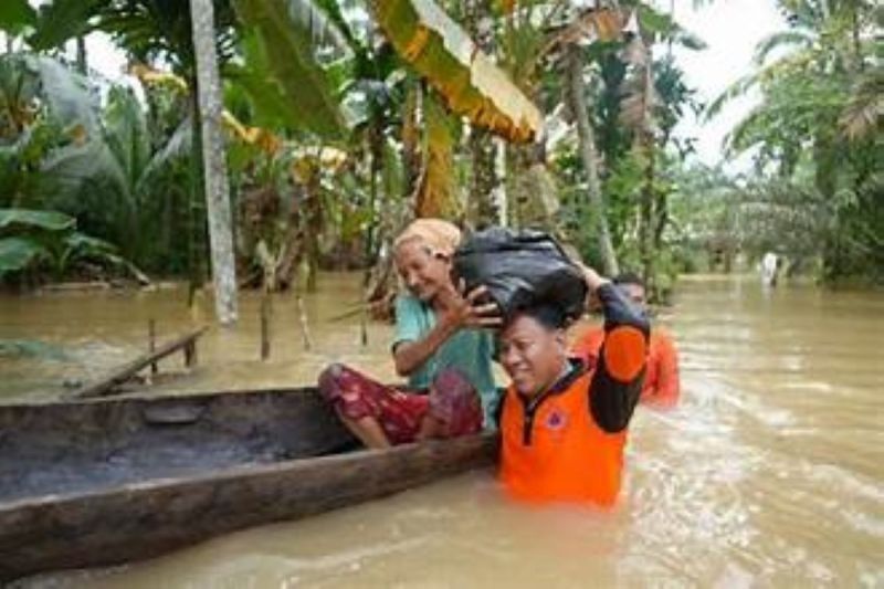 Bulog Riau Salurkan 10 Ton Beras untuk Korban Banjir di Pelalawan dan Siak