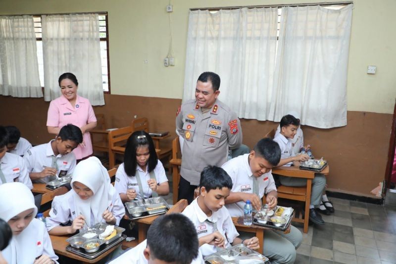 Polda Sumut Berbagi: 647 Paket Makanan Bergizi untuk Pelajar Medan