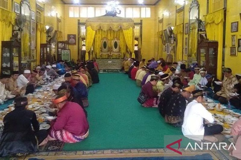 BI Lestarikan Budaya Makan Saprahan Melayu Pontianak: Jalin Silaturahmi dan Dorong Pariwisata