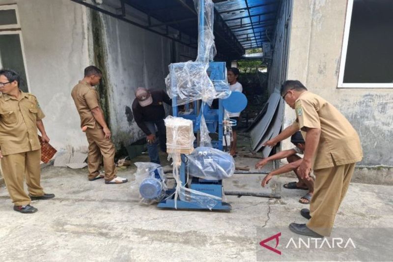 Disdagperinkop Kapuas Dorong UMKM Lewat Bantuan Mesin Cetak Batako