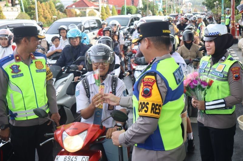 Polisi Jepara Bagi Cokelat, Kampanye Keselamatan Berkendara