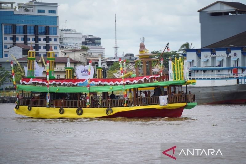 Pontianak Raih Juara Kapal Hias Saprahan Khatulistiwa 2025