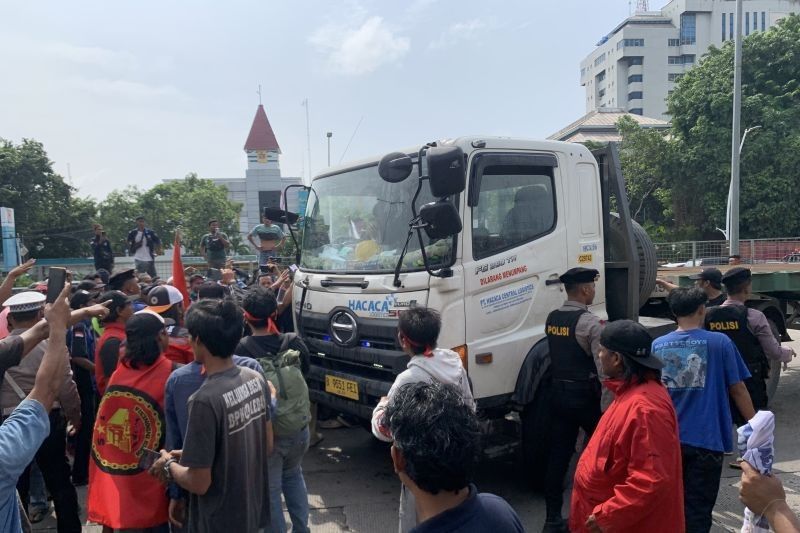 Aksi Demo Sopir Truk di Pelindo: Tuntutan Penghapusan Gate Pass dan Biaya Masuk Pelabuhan