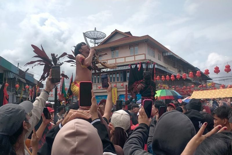 Ritual Cuci Jalan Singkawang: Tatung Pukau Wisatawan Mancanegara