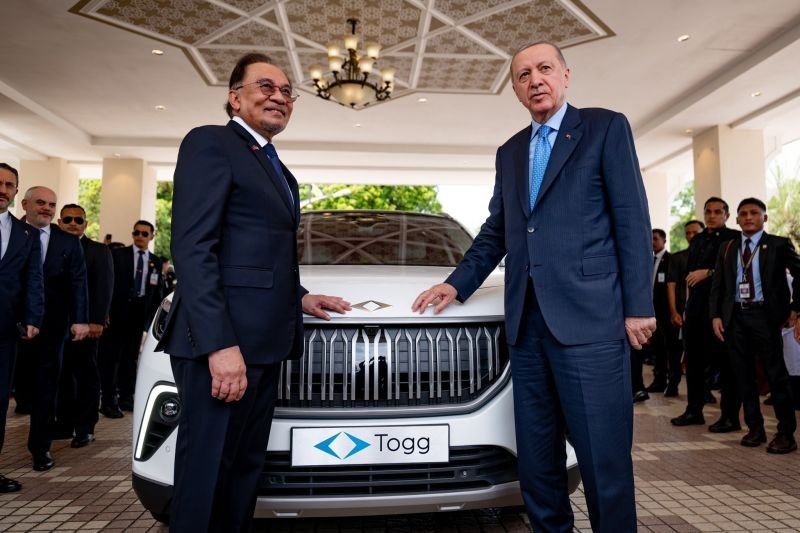 PM Anwar Ibrahim Terima Hadiah Mobil Listrik TOGG dari Presiden Erdogan