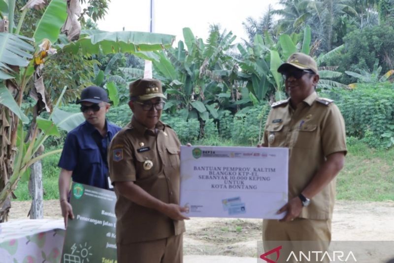 Pj Gubernur Kaltim Serahkan Bantuan Infrastruktur dan Peralatan Pelayanan Publik di Bontang