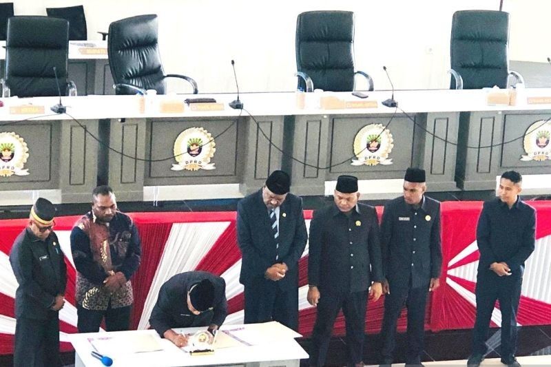 DPRK Kaimana Tetapkan Hasan Achmad-Isak Wariensi sebagai Bupati dan Wakil Bupati Terpilih 2025-2030