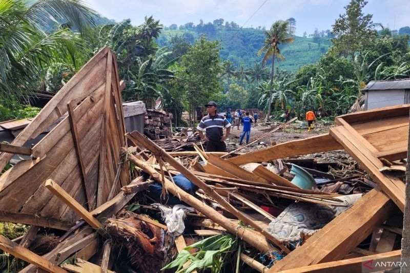 213 Warga Situbondo Alami Diare dan ISPA Pasca Banjir Bandang