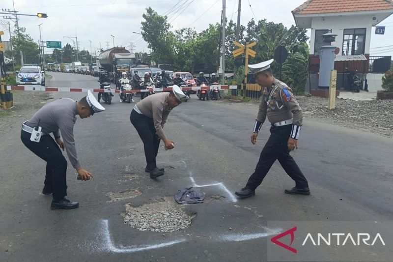 Polisi Mojokerto Tandai Jalan Berlubang Cegah Kecelakaan