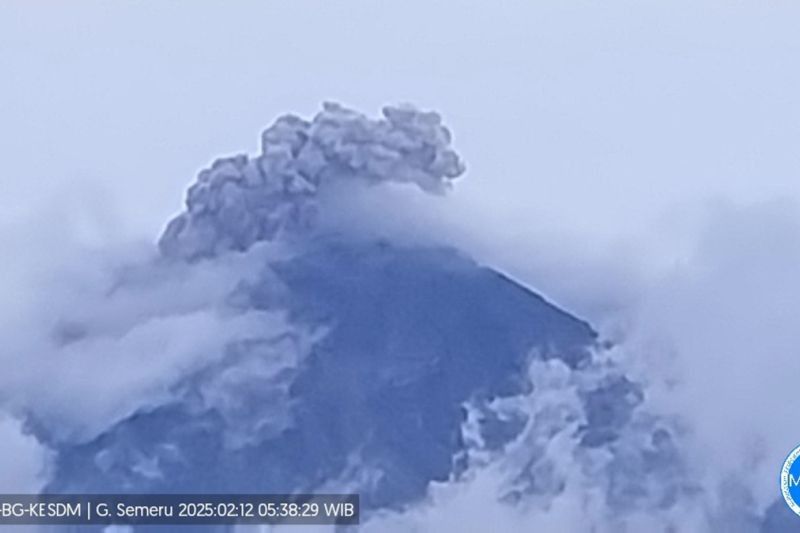 Gunung Semeru Erupsi Beberapa Kali, Warga Lereng Tetap Tenang