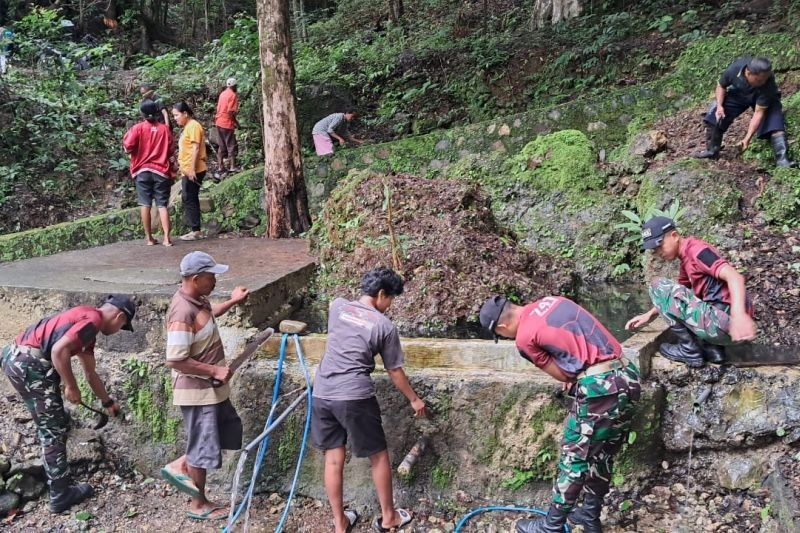 Satgas Pamtas Yonif 741/GN Bersihkan Sumber Air Bersih di Desa Baudaok, NTT