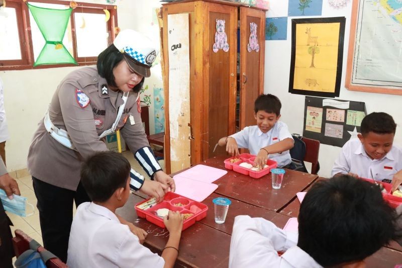 Polres Parigi Moutong Salurkan 130 Paket Makan Bergizi Gratis untuk Siswa SD