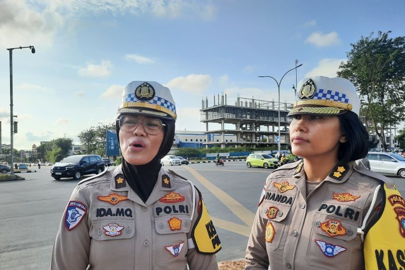 Polda Kepri Bagi-bagi Cokelat, Edukasi Tertib Lalu Lintas di Batam