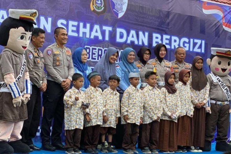 Polisi Sultra Beri Makan Gratis Ratusan Siswa SD, Dukung Indonesia Emas 2045