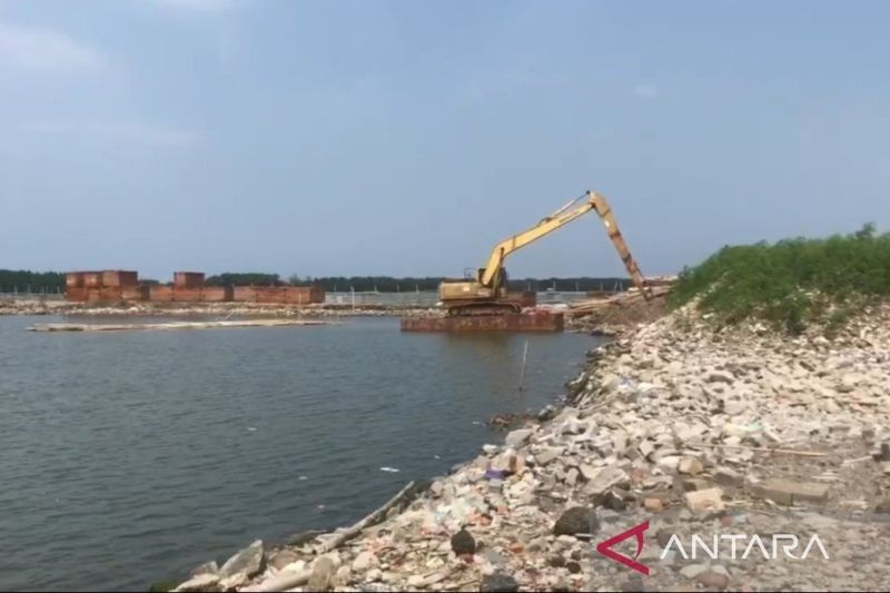 Pembongkaran Pagar Laut Paljaya Bekasi Dilanjutkan Setelah Penghentian Sementara