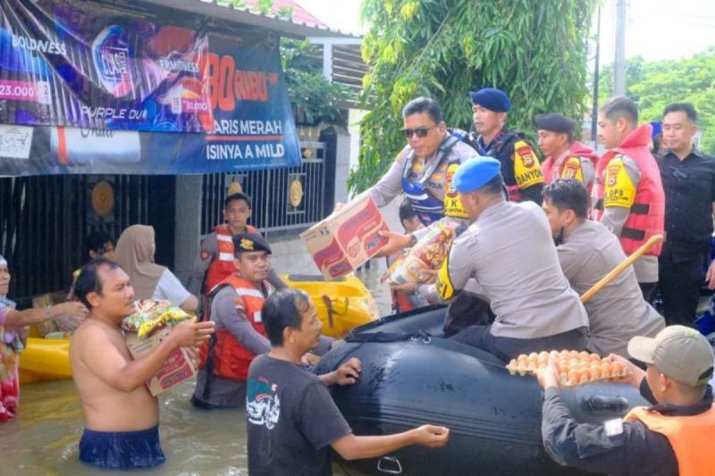 Kapolda Sulsel Bantu Korban Banjir Antang, Makassar