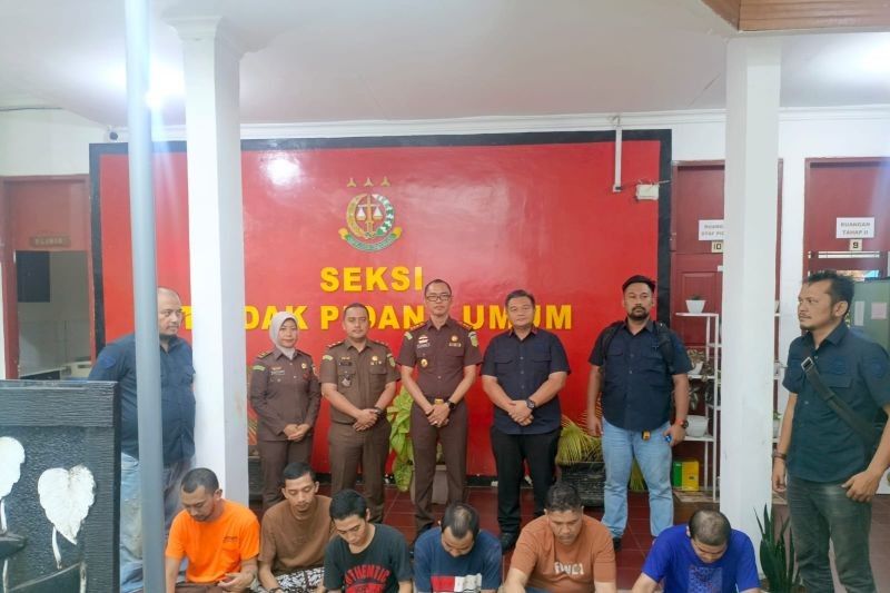 Kejari Pasaman Terima 6 Tersangka Sindikat Ganja 514 Kg dari BNN