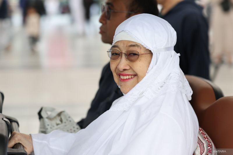 Megawati Doakan Kesejahteraan Indonesia Saat Ziarah Makam Nabi