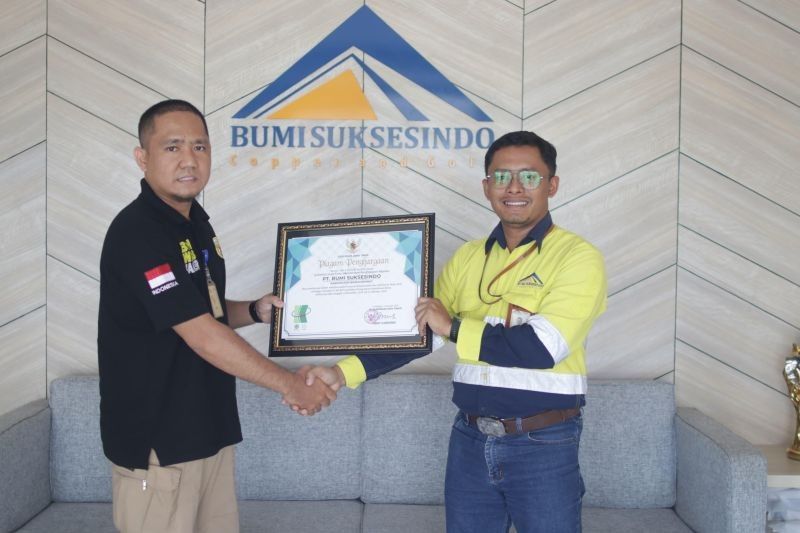 PT BSI Banyuwangi Raih Penghargaan Zero Accident dari Gubernur Jatim