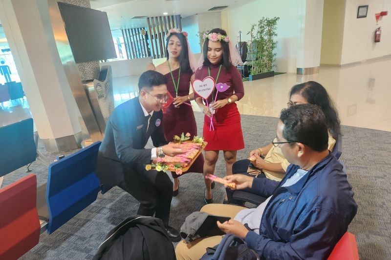 Bandara Pattimura Ambon Rayakan Valentine dengan Cokelat dan Keramahan