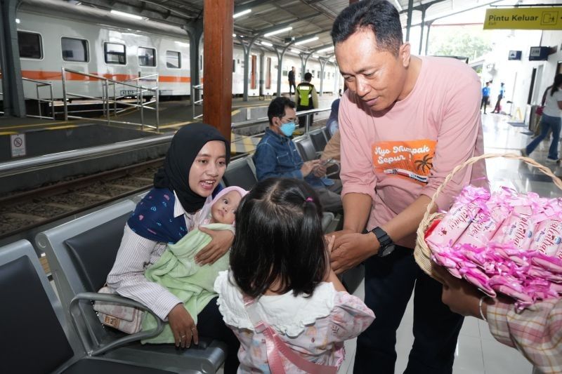 KAI Daop Jember Rayakan Valentine dengan Coklat, Bunga, dan Upgrade Kelas Eksekutif